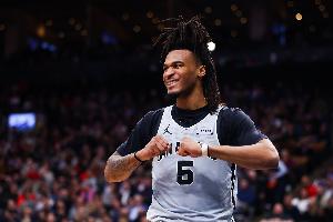 卡斯尔季后赛首秀达成15+5+5 队史自2003年武圣以来首人