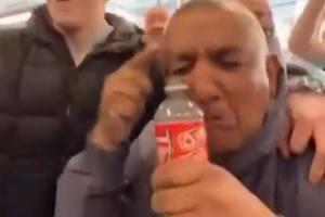 嘲讽升级！曼城球迷“水瓶哥”拧开阿森纳标志水瓶，开始接眼泪