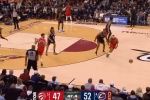 DPOY！莫布里防守造成英格拉姆掉球 莺歌没去救球酿成失误