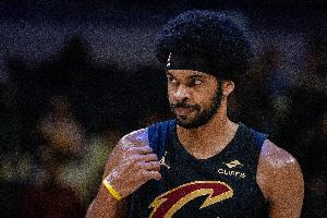 一夫当关！贾勒特·阿伦积极补防 送英格拉姆遮天大帽