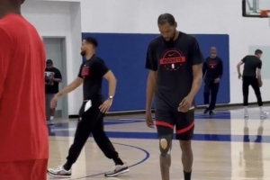 火箭队记：杜兰特在训练中看起来状态不错 没有明显的跛行或不适