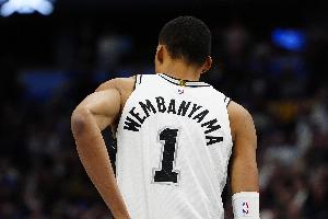 名记：2年前一老将曾表示文班此后每年都能拿DPOY 这奖将以他命名