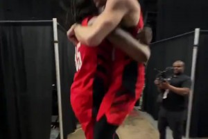 时隔5年重返季后赛开拓者赢球后全员开心爆表啊~