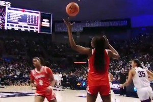 节奏感真好！WNBA状元阿齐·福德这记变向过人真的秀啊