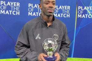 领取MVP奖杯！登贝莱当选巴黎2-0利物浦一役全场最佳