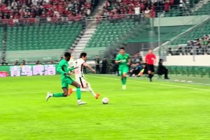 豪哥狠！实拍：韦世豪飞铲恩科洛洛起因是后者先将前者推出场外