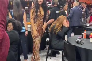 WNBA状元阿齐·福德，今天这身装扮很性感啊！