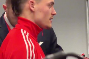 大老师实拍：范迪克赛后一脸沉重，没有看到弗林蓬，登贝莱很开心