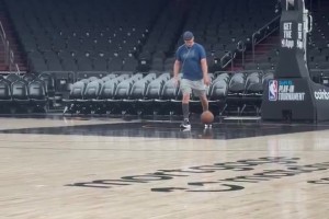 老板要亲自上？开拓者新老板邓顿在今晚附加赛前热身投篮