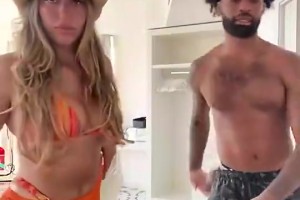 今天轰进绝平三分！科比·怀特此前和自己性感的女友自拍