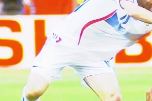 什么是顶级中场？齐达内在巴西全队面前跳舞，这球踢得真不给活路