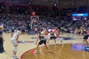 看看佩奇和阿齐·福德在大学一起打球的视频，后者三分真准啊