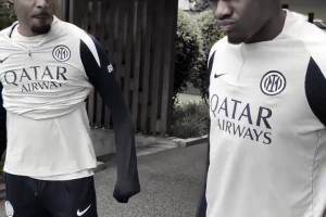 做法失败！卡拉格理查兹赛前动情演唱你永远不会独行！