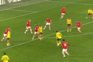 这就叫做创造力！名场面：曼联盯人到位，依然无法阻挡巴萨！