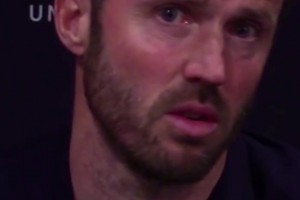 摸下头发就被罚下？卡里克谈红牌争议：这判罚标准真的合理吗？