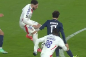 面对巴黎多名球员的包夹，谢尔基的选择是