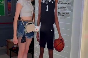 给文班介绍一下？俄罗斯身高2米1的沙排美女和文班身高对比~