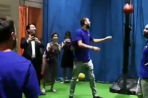 昔日巴萨兄弟篮球赛：梅西投篮，皮克抢板，这波情怀我先干为敬！