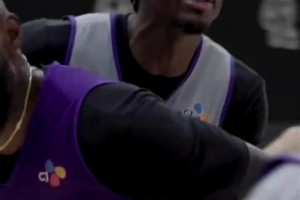 湖人正火热训练中！詹姆斯：要拿出更强气势！斯玛特：怂就被欺负