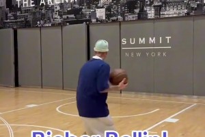 歌手球风都那么潇洒吗？贾斯汀比伯在球馆练球！