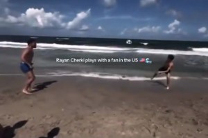 球迷水平也不错啊！谢尔基此前在美国沙滩和球迷一起踢球！