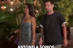 卡里乌斯老婆戴上白手套，提前帮大家试了试世界杯的手感~