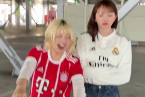 日本拜仁女球迷在皇马女球迷面签疯狂庆祝~