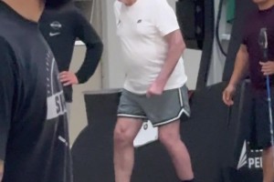 祝老爷子安好！波波维奇现身马刺训练场，但这步伐看着令人担忧！