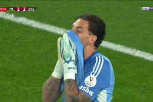 也算是开眼了！在足球场上见到了“后仰跳头”绝平