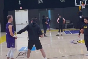 湖人队训练...这是在练什么突破技巧