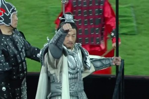 霸王你变了！何润东项羽造型亮相苏超，不骑马改乘车