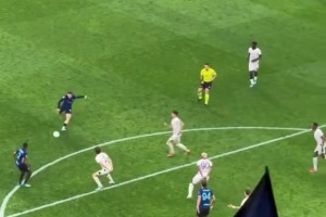 脚法控制！实拍：世界波专业户泽林斯基为国米锁定胜局