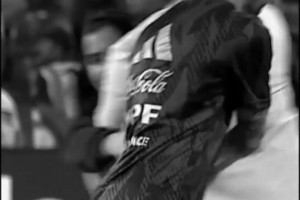 奉为圭皋！名场面：梅西普通的训练课，多位球迷试图冲场！