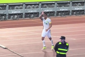 感恩！实拍：张玉宁赛后在黄龙体育场向浙江球迷谢场