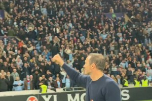 率领考文垂升英超！兰帕德与球迷上演“农夫三拳”庆祝！