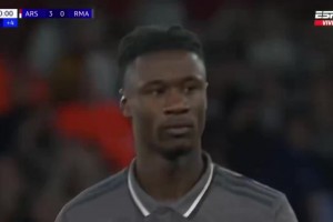 去年也干了！卡马文加怒踢皮球被罚下场