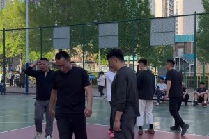 吧友们打球有这个习惯吗？进球后低一下头有没有个标准答案