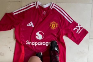 切尔西成人女星粉丝踩踏曼联球衣引发众怒