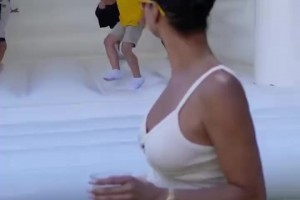 暖心大男孩！训练之余在家带娃的格林，奶爸上线